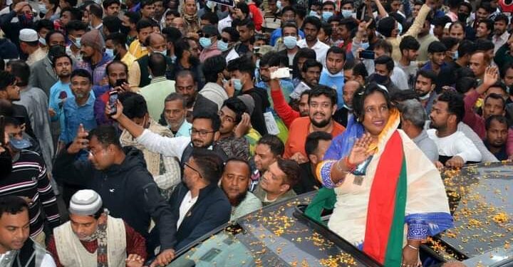 অপ্রতিরোধ্য আইভী জয়ের পথে