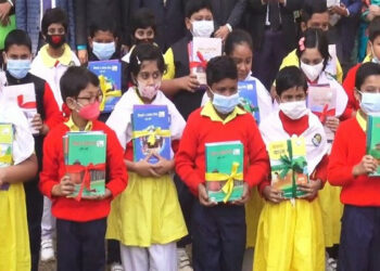 নতুন বইয়ের ঘ্রাণে উচ্ছ্বসিত শিক্ষার্থীরা