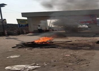 ট্রলারডুবি : নিখোঁজদের সন্ধানে চেয়ে আগুন জ্বালিয়ে বিক্ষোভ