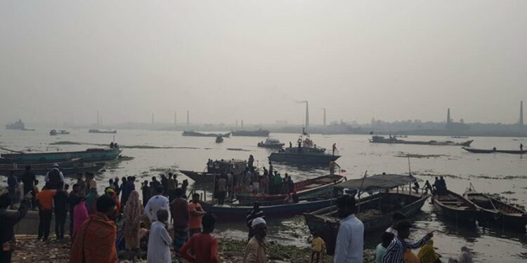 ফতুল্লার ট্রলারডুবি : ৫ দিন পর মা-মেয়েসহ ৪ জনের লাশ উদ্ধার