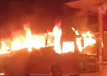 আড়াইহাজারে চলন্ত বাসে আগুন