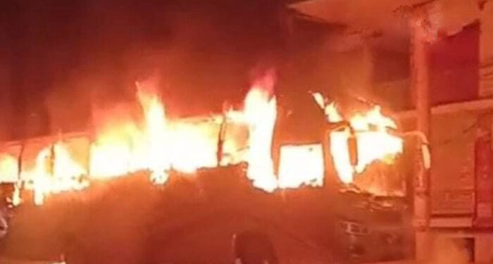 আড়াইহাজারে চলন্ত বাসে আগুন