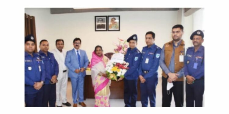 তাবেদারী প্রথা ভেঙ্গে আইভীকে ডিসি-এসপির ফুলেল শুভেচ্ছা