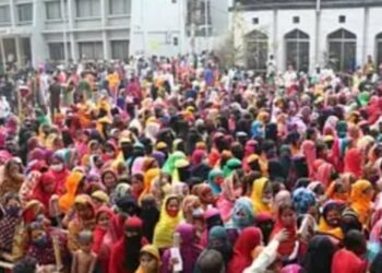 হামলা-ভাঙচুরের পর নারায়ণগঞ্জে পুলিশ পাহারায় টিকাদান