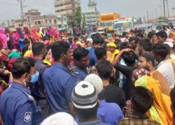 ফতুল্লায় গার্মেন্টস শ্রমিকদের বিক্ষোভ, যানজটে দুর্ভোগ