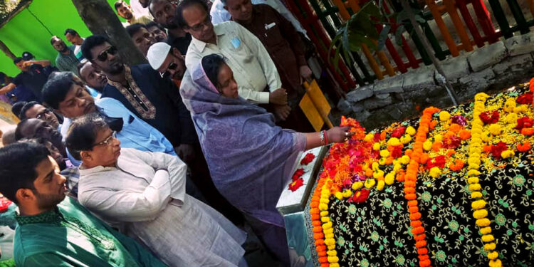 কবরে দাঁড়িয়ে আবারো ত্বকী হত্যার বিচার চাইলেন আইভী