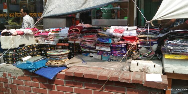 সিটি কর্পোরেশনের ফুলের টবে হকারদের ব্যবসা