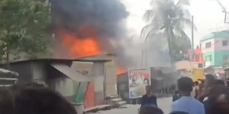সিদ্ধিরগঞ্জে ঝুটের গোডাউনে আগুন