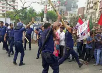 হরতালের মিছিলে পুলিশের লাঠিচার্জ