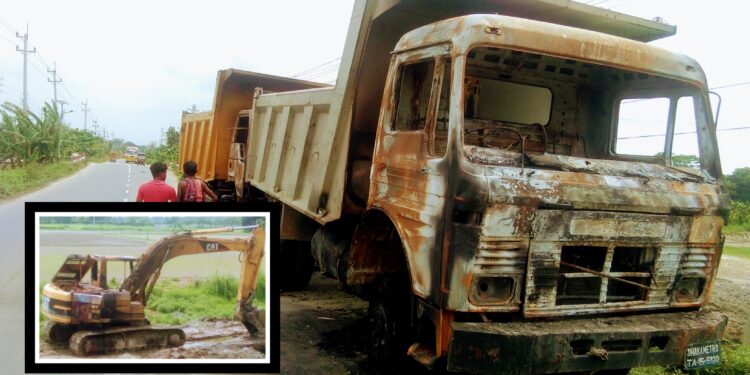 আড়াইহাজারে দুটি ড্রাম ট্রাক ও বেকু পুড়িয়ে দিল র্দুবৃত্তরা