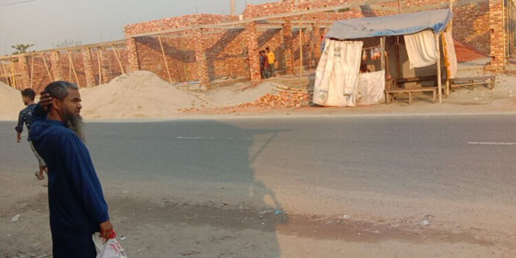 আড়াইহাজারে রেলওয়ের জমি দখল : মার্কেট নির্মাণের মহোৎসব