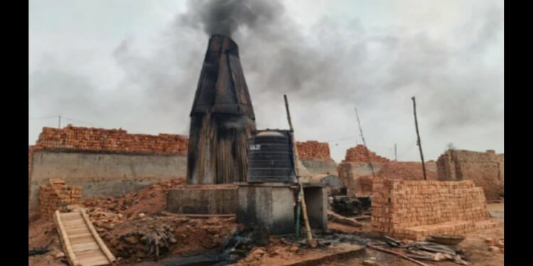 বন্ধের পরও ইট পোড়ানো হচ্ছে অবৈধ ভাটায়