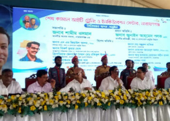 আইভীর মামলায় ওয়ারেন্টভুক্ত আসামি মন্ত্রী-ডিসি-এসপির পাশে !