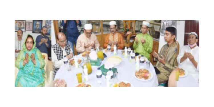 চুনকা কুটিরে ডিসি-এসপি-আ’লীগ নেতাদের ইফতার