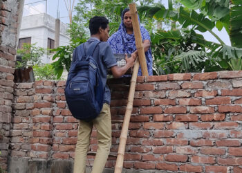 ফতুল্লায় চার পরিবারের রাস্তা মই !
