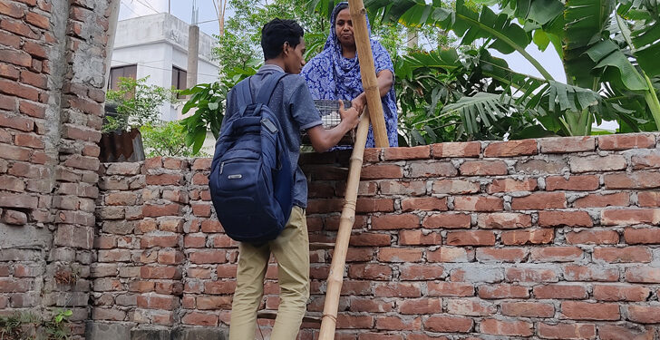 ফতুল্লায় চার পরিবারের রাস্তা মই !
