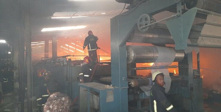 রূপগঞ্জে মশারি তৈরির কারখানার আগুন নিয়ন্ত্রণে