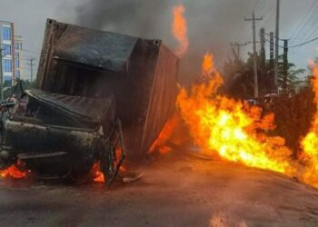 সোনারগাঁয়ে গ্যাসের লিকেজের আগুন কাভার্ডভ্যানে ছাই