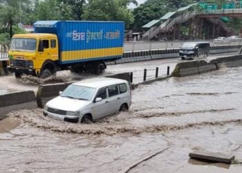 সামান্য বৃষ্টিতে সোনারগাঁ টোলপ্লাজা পানির নীচে