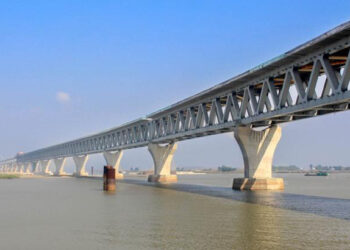 পাঁচ মিনিটে পদ্মা পাড়ি, তিন ঘণ্টায় ঢাকা