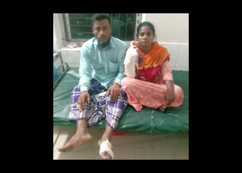 আড়াইহাজারে সন্ত্রাসী হামলায় স্বামী – স্ত্রী আহত