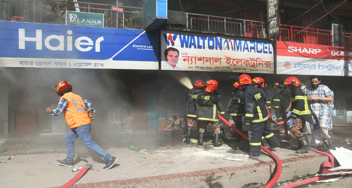 নগরীর নারায়ণগঞ্জ ক্লাব মার্কেটে আগুন