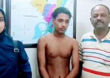 ওসির জন্য রক্ষা : আড়াইহাজার থানার সামনে আগুনে আত্মহত্যার চেষ্টা