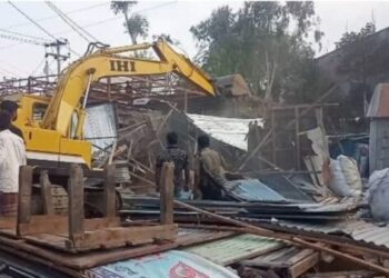 কাঁচপুরে অবৈধ স্থাপনা উচ্ছেদ, সওজ ঘিরে নানা সমালোচনা !