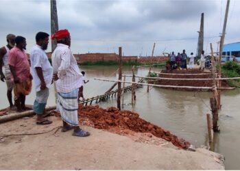 বন্যায় ভেসে গেলো ফতুল্লার বক্তাবলীর সড়ক