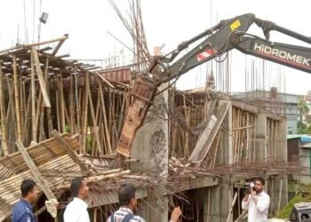 ভূমিদস্যূ জয়নালের অবৈধ ভবন গুড়িয়ে দিয়েছে রাজউক