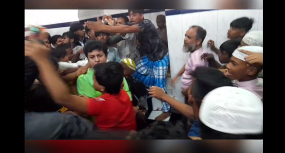 সিদ্ধিরগঞ্জে বিহারী মসজিদে হামলার শিকার পুলিশ ও সাংবাদিক