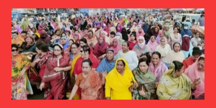 শেখ হাসিনা কে হত্যার হুমকির প্রতিবাদে হাছিনা গাজীর বিক্ষোভ