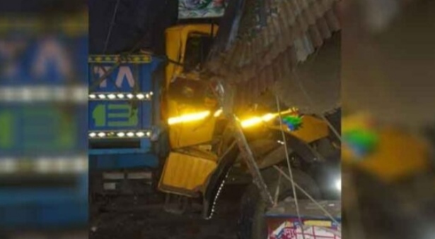 সোনারগাঁয়ে নিয়ন্ত্রণহীন ট্রাক দোকানে, হেলপারের মৃত্যু