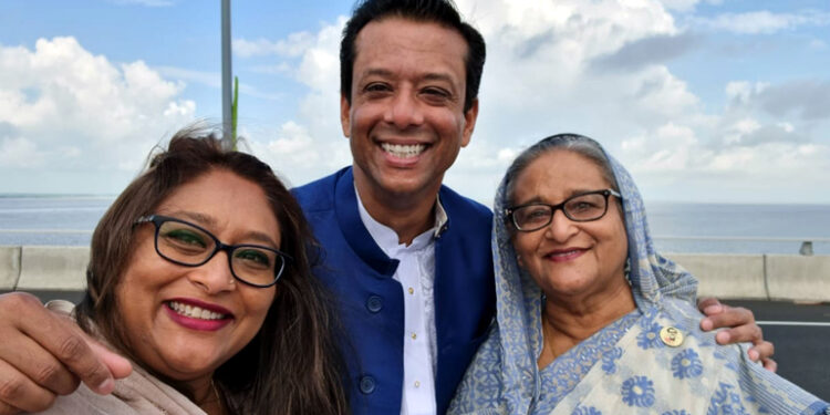 মা ও ভাইয়ের সাথে প্রাণের পদ্মা সেতুতে সেল্ফিতে পুতুল