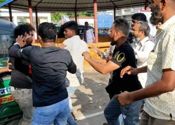 ফতুল্লায় পশুর হাটের টেন্ডার ঘিরে সংঘর্ষ