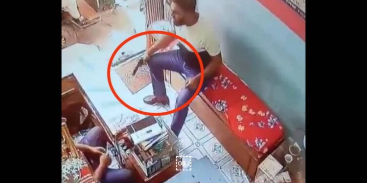 রূপগঞ্জে প্রকাশ্যেই অস্ত্র দেখিয়ে চাঁদার দাবিতে মারধর