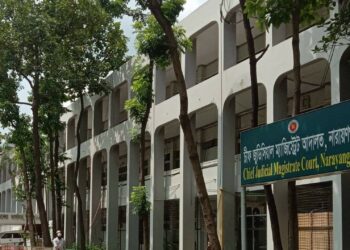 বাদী সেঁজে আসামী মুক্ত করতে এসে কারাবন্দী