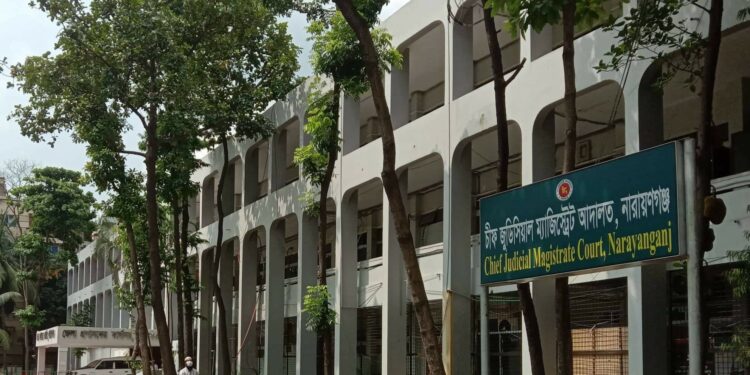 বাদী সেঁজে আসামী মুক্ত করতে এসে কারাবন্দী