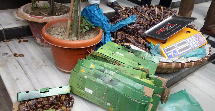 চাষাড়ার ফুটপাতে ‘ধরা পড়ে’ পালালেন বিক্রেতা