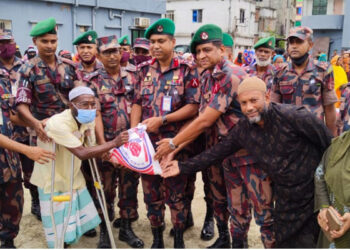 রেশন বাঁচিয়ে অসহায়দের খাদ্য সামগ্রী দিলো নারায়ণগঞ্জ বিজিবি