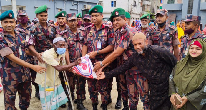 রেশন বাঁচিয়ে অসহায়দের খাদ্য সামগ্রী দিলো নারায়ণগঞ্জ বিজিবি