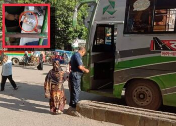 ভাড়া বৃদ্ধি ২০ টাকা ! নারীর প্রতিবাদ, পুলিশ নিশ্চুপ