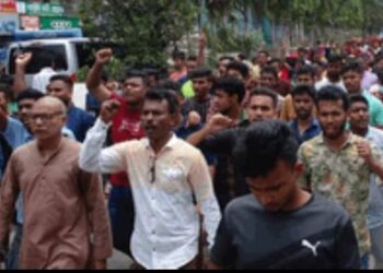 বেতন না দিয়ে কারখানা বন্ধ : ক্ষুব্ধ শ্রমিকদের পেটাল পুলিশ