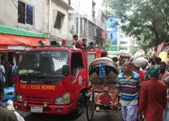 নগরীর দিগুবাবুর বাজারে রুবেল গার্মেন্টসে আগুন