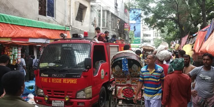 নগরীর দিগুবাবুর বাজারে রুবেল গার্মেন্টসে আগুন