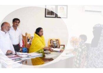 দুরারোগ্য অসুস্থ্যদের চেক হস্তান্তর করলেন আইভী