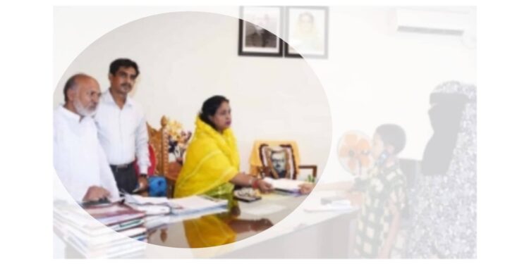 দুরারোগ্য অসুস্থ্যদের চেক হস্তান্তর করলেন আইভী