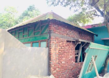 আড়াইহাজারে দখল : দেয়াল নির্মাণ করে চলাচলে বাঁধা