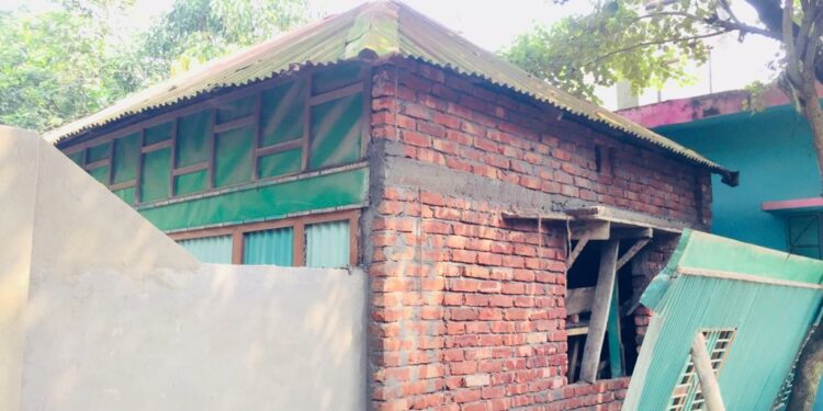 আড়াইহাজারে দখল : দেয়াল নির্মাণ করে চলাচলে বাঁধা