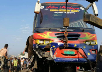 চলন্ত বাসের চাকা খুলে সড়ক বিভাজকে ধাক্কা, নিহত ১, আহত ৫